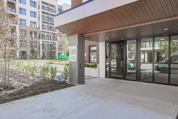 135 Canon Jackson DR #505, Toronto W04, ON M6M 0C3