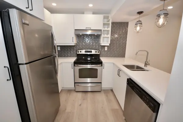 17 Inverness AVE W #LOWER, Hamilton, ON L9C 1A1