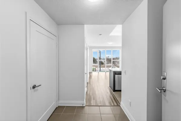 16 Concord PL #220, Grimsby, ON L3M 0J1