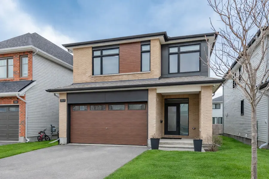 707 Moonflower CRES, Blossom Park - Airport And Area, ON K1T 0X8