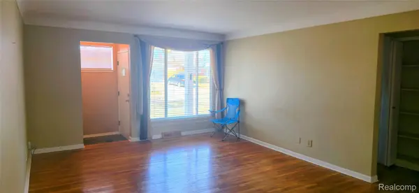 27432 Bristol DR, Warren, MI 48092