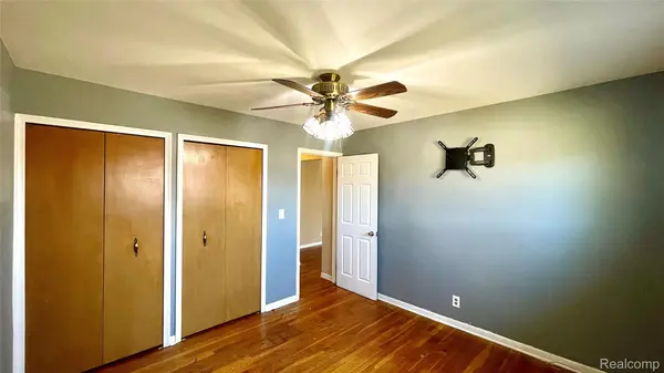 27432 Bristol DR, Warren, MI 48092