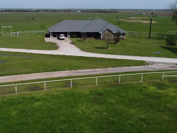 210-215 Southard Drive, Avalon, TX 76651