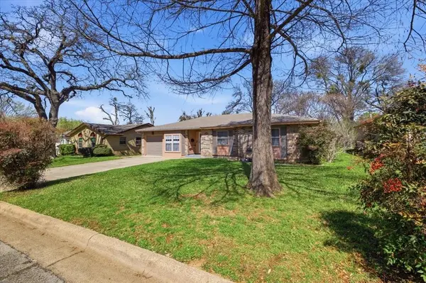 800 Brownstone Street, Euless, TX 76039