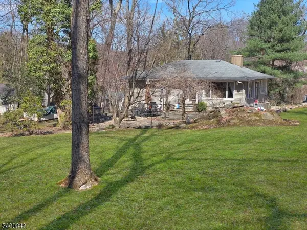 40 Pawnee Ave, Oakland Boro, NJ 07436