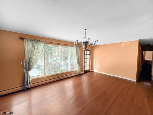 40 Pawnee Ave, Oakland Boro, NJ 07436