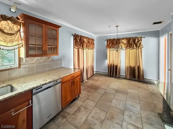 40 Pawnee Ave, Oakland Boro, NJ 07436