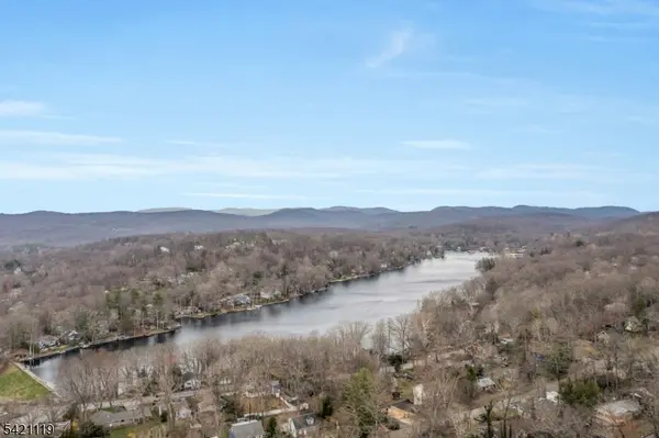 27 Bear Mountain Rd, Ringwood Boro, NJ 07456