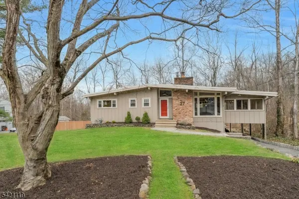 27 Bear Mountain Rd, Ringwood Boro, NJ 07456