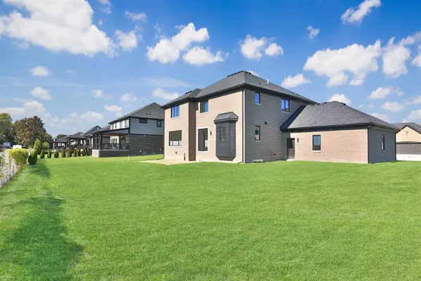 22064 Chaucer ST, Macomb Twp, MI 48044