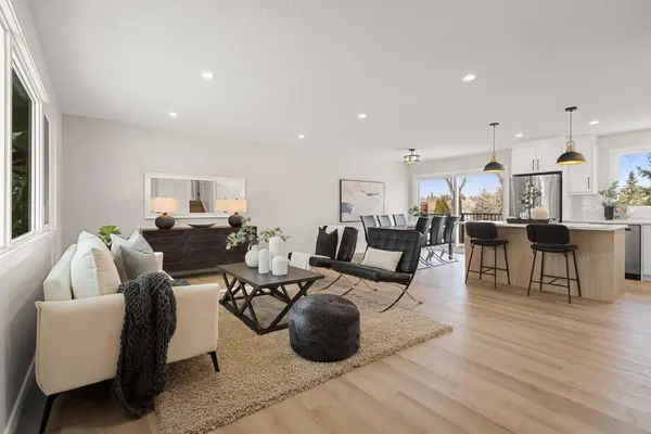 347 Queensland DR SE, Calgary, AB T2J 3R6