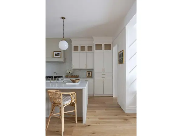 2028 41 AVE SW, Calgary, AB T2T 2M1