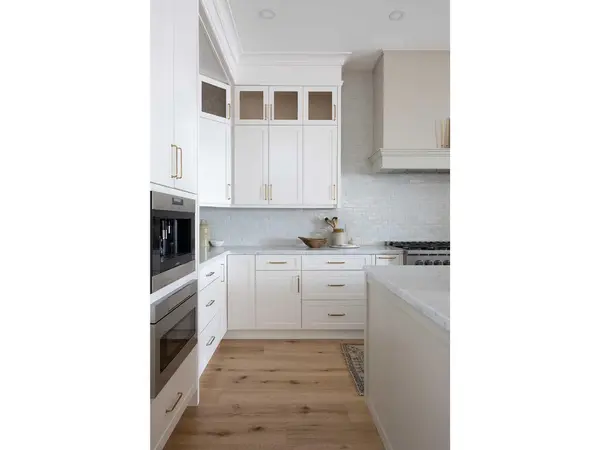 2028 41 AVE SW, Calgary, AB T2T 2M1