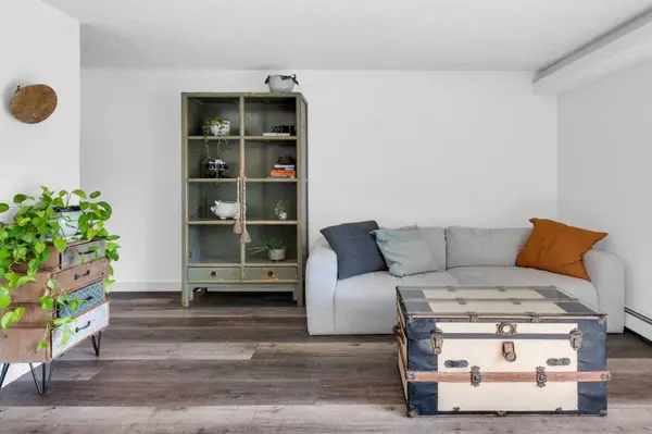 931 2 AVE NW #204, Calgary, AB T2N 0E6