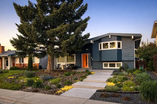 16 Lake Twintree PL SE, Calgary, AB T2J 2X5