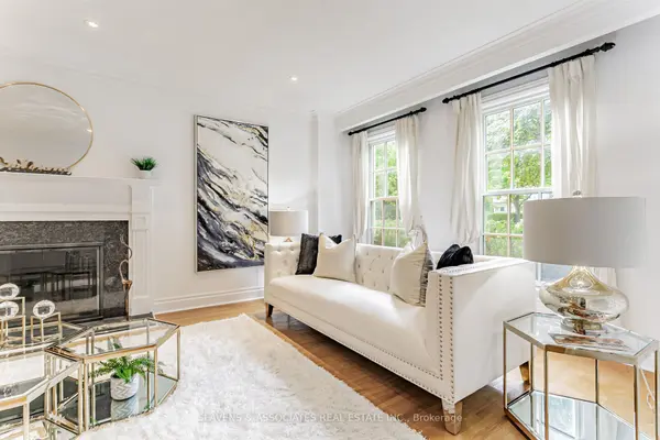 123 Lord Seaton RD, Toronto C12, ON M2P 1K8