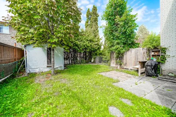 8 Topaz Gate, Toronto C15, ON M2M 2Z7