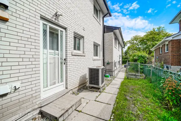 8 Topaz Gate, Toronto C15, ON M2M 2Z7