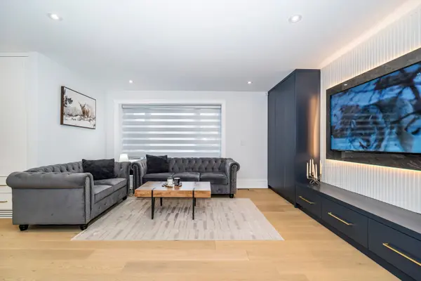 30 Kellythorne DR, Toronto C13, ON M3A 2L4