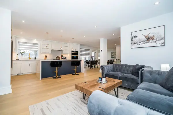 30 Kellythorne DR, Toronto C13, ON M3A 2L4