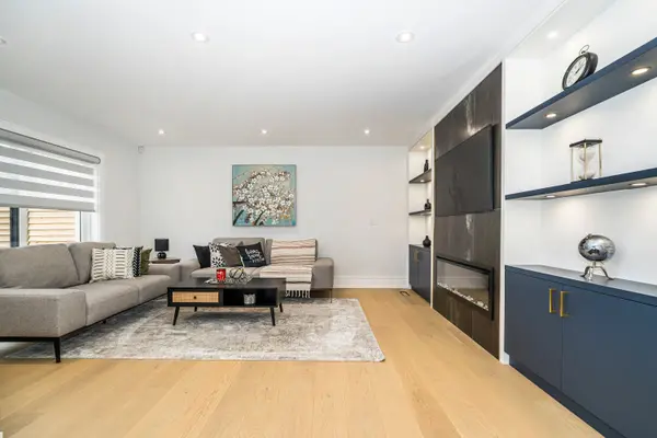 30 Kellythorne DR, Toronto C13, ON M3A 2L4