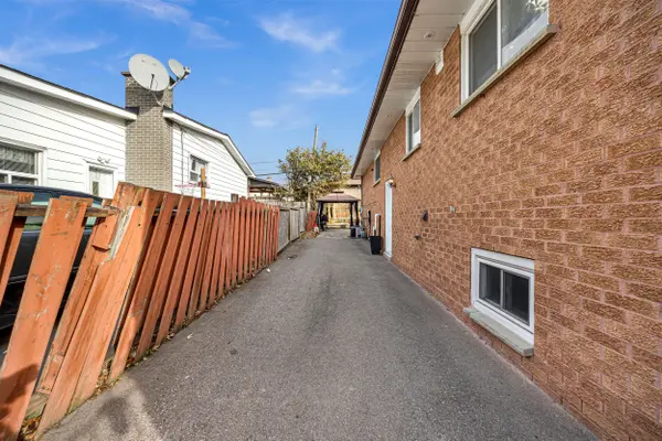 897 Liverpool RD #MAIN, Pickering, ON L1W 1S5