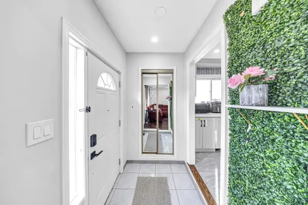 897 Liverpool RD #MAIN, Pickering, ON L1W 1S5