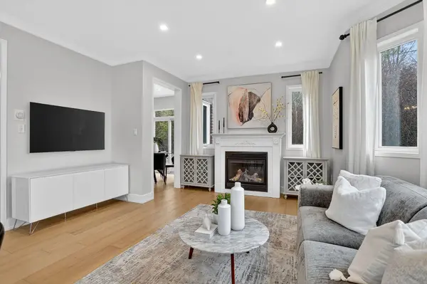 370 Strouds LN, Pickering, ON L1V 7J2