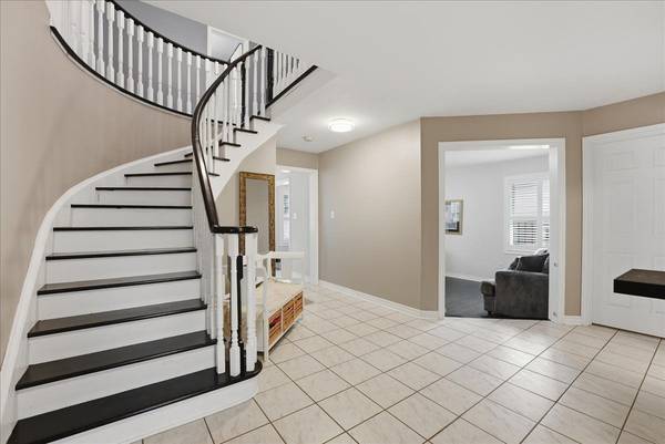 102 Esther DR, Barrie, ON L4N 0V8