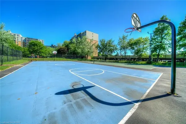 931 WONDERLAND RD S #410, London South, ON N6K 2X6