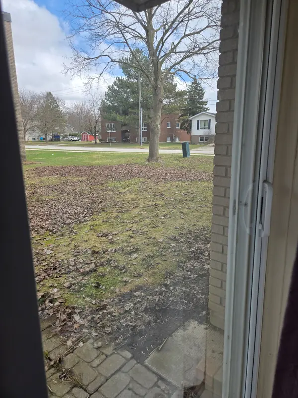 633 Barber AVE N #1, North Perth, ON N4W 1S4