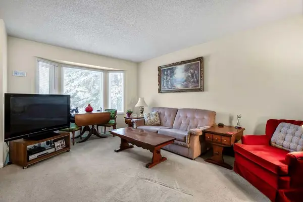 111 Deerfield DR SE, Calgary, AB T2J 6T9