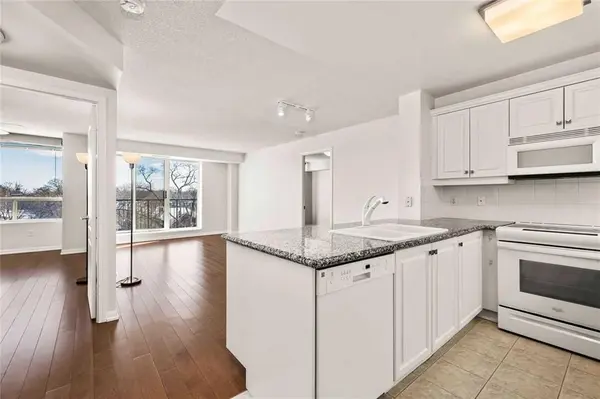 18 Wanless AVE #502, Toronto C04, ON M4N 3R9