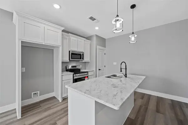 527 W Walker Street, Denison, TX 75020