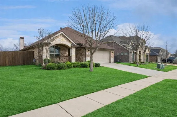 612 Ravenwood Drive, Saginaw, TX 76179