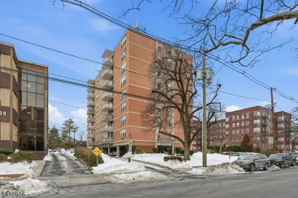 712 N Broad St #3C, Elizabeth City, NJ 07208