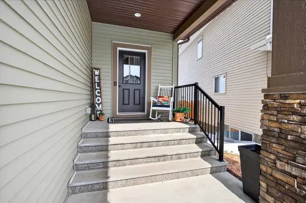 299 Hillcrest HTS SW, Airdrie, AB T4B 3Z2