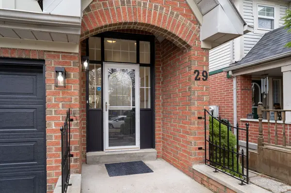 29 Mugford RD, Aurora, ON L4G 7H4