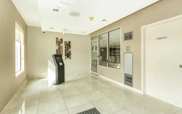 135 Hillcrest AVE #1805, Mississauga, ON L5B 4B1