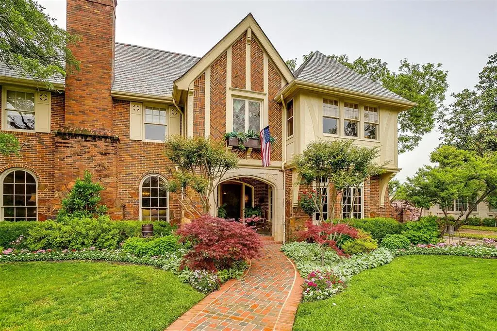 2424 Medford Court W, Fort Worth, TX 76109