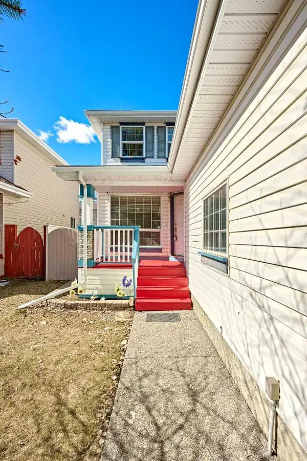 215 COVENTRY GN NE, Calgary, AB T3K 4M4