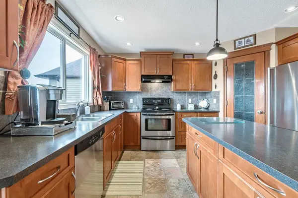 43 Sheep River HTS, Okotoks, AB T1S 2A1