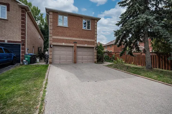 2524 Paula CT, Mississauga, ON L5K 2R5