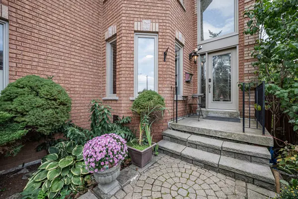 2524 Paula CT, Mississauga, ON L5K 2R5