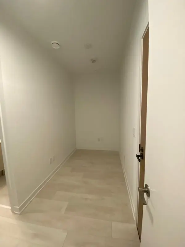 8 Tippett RD #219, Toronto C06, ON M3H 0E7