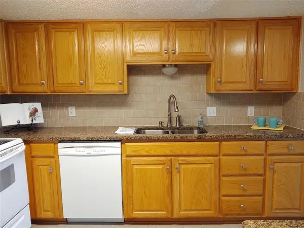 112 Harbor Drive #212, Runaway Bay, TX 76426