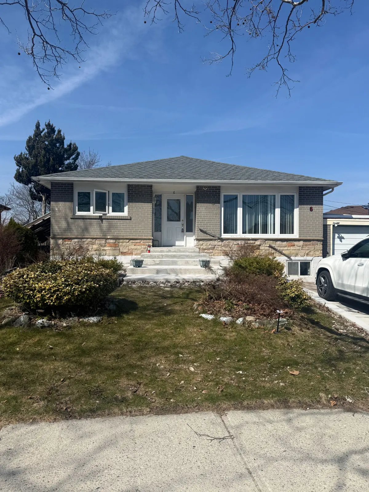 6 Strathavon DR, Toronto W10, ON M9V 2H5