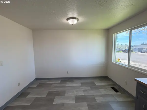 3328 FOXGLOVE ST, Lebanon, OR 97355