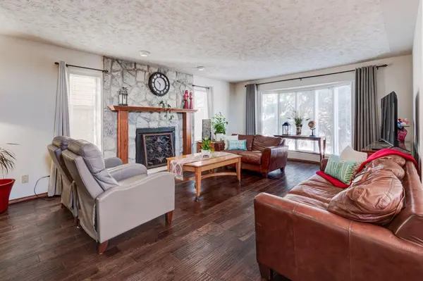 4 Cedargrove WAY SW, Calgary, AB T2W 4V2