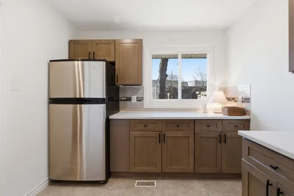 587 Timber LN, Burlington, ON L7L 4B1